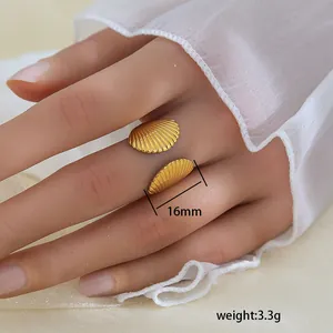 Vista detallada del anillo ajustable bañado en oro con texturas verticales de concha