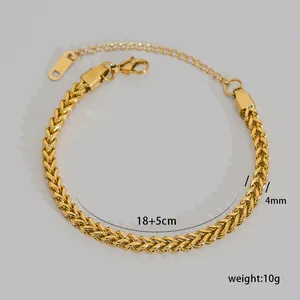 Dettaglio del bracciale a catena spiga dorata lungo 18+5cm con chiusura a moschettone