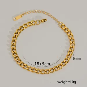 Dettaglio del bracciale a catena spessa in acciaio dorato da 18 cm con chiusura a moschettone