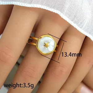 Detailaufnahme eines goldenen Stern-Emaille-Rings mit Maßen von 13,4 mm und 3,5 g Gewicht