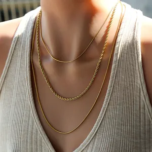 Set di collane a tre strati placcate in oro 18 carati con catene a serpente e a treccia