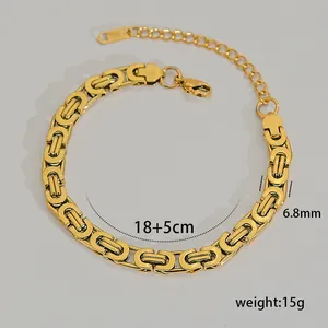 Dettaglio del bracciale a catena bizantina dorata con specifiche e chiusura a moschettone
