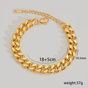 Dettaglio bracciale a maglia cubana oro 18K 10,5mm con chiusura a moschettone e catena