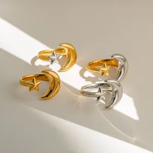 Disposition artistique de quatre bagues or et argent avec motifs étoile et lune
