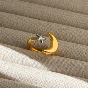 Détail macro d'une bague ajustable bicolore or et argent avec motifs de lune et étoile