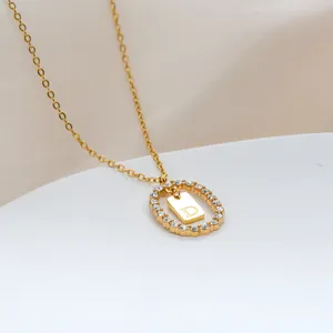 Dettaglio del ciondolo con lettera D placcato oro e micro-pavé di zirconi scintillanti