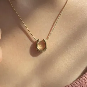 Eleganter goldener U-förmiger Hufeisenanhänger mit feiner Kette für Damen
