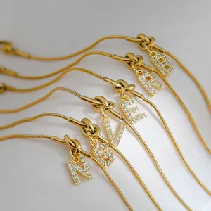 18k vergulde liefdesknoop ketting met gepersonaliseerde kristallen letterhangers