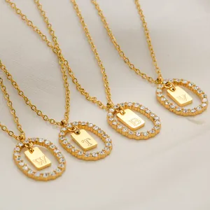 Collana con alfabeto ovale in acciaio inossidabile placcato oro e micro-pavé di zirconi
