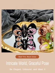 Détail d'une pince à cheveux papillon avec strass roses sur un miroir vintage