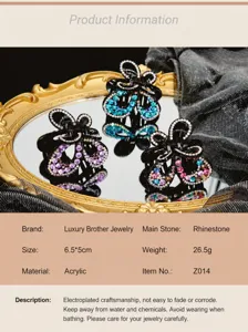 Détails de pinces à cheveux papillon avec strass brillants sur un plateau à miroir