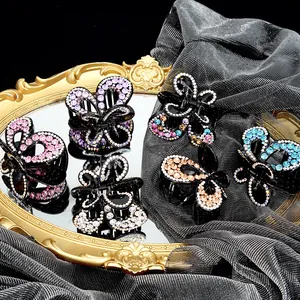 Pinces à cheveux papillon étincelantes avec strass en cinq couleurs sur fond miroir