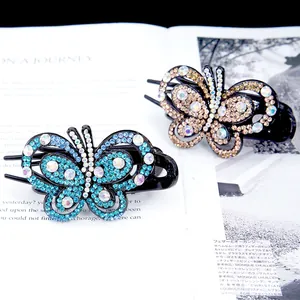 Barrettes papillon élégantes avec cristaux et strass étincelants sur un magazine de mode ouvert