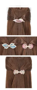Detail von bunten Kristall-Haarspangen mit Blatt- und Schleifendesign im Haar