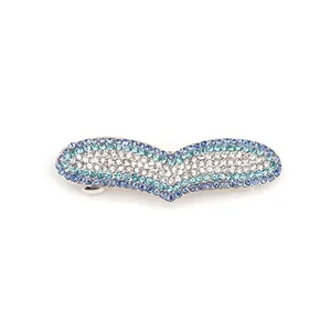 Pasador de pelo curvo con diamantes de imitación azules y blancos en fondo blanco