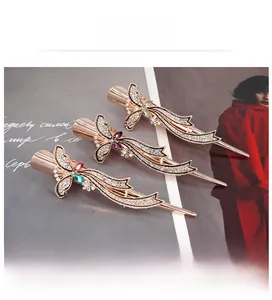 Vue détaillée d'un lot de 3 barrettes papillon en cristal avec strass étincelants