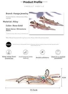 Détail montrant les dimensions de 13,5 cm de long pour la pince papillon en strass rose