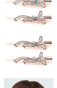 Détail macro d'une pince à cheveux papillon en or rose avec cristaux colorés et strass