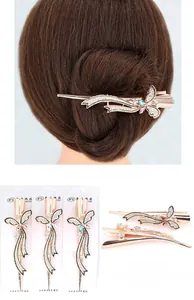 Détail de la pince à cheveux papillon en or rose sertie de zircons colorés