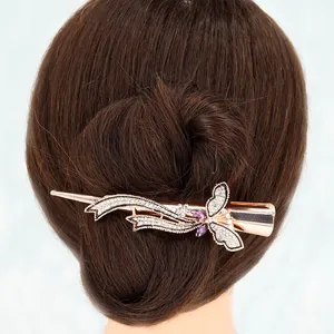 Pince à cheveux papillon élégante or rose avec cristaux sur cheveux tressés