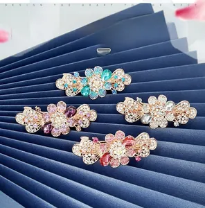 Gros plan de barrettes hortensia élégantes avec cristaux scintillants de diverses couleurs