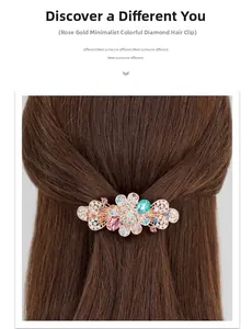 Détail d'une pince à cheveux hortensia or rose avec cristaux colorés