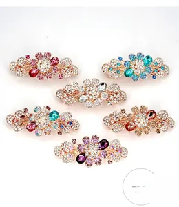 Vue détaillée de pinces à cheveux hortensia en strass colorés avec base en alliage évidée