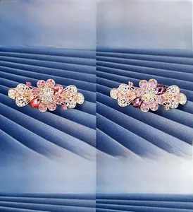 Vue détaillée de la pince à cheveux fleurie ajourée avec cristaux et strass roses et violets