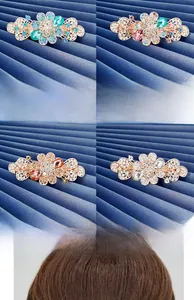 Détail de la pince à cheveux hortensia or rose avec cristaux colorés et clip à ressort