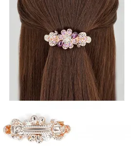 Détail de la pince à cheveux fleurs en or rose et cristaux violets pour coiffures