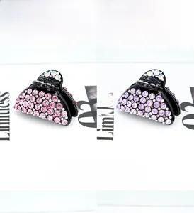 Vue détaillée de pinces à cheveux en strass rose et violet d'une longueur de 6,5 cm