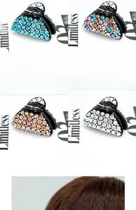 Détail de petites pinces à cheveux requin avec strass brillants en quatre couleurs