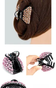 Vue détaillée de la petite pince à cheveux avec cristaux roses et design à dents multiples