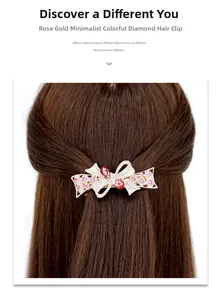 Dettaglio di fermaglio per capelli a farfalla oro rosa con strass rosa sui capelli