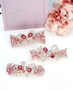 Dettaglio di fermagli per capelli in oro rosa con cristalli rosa e strass lucidi