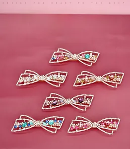 Détails de six pinces à cheveux en forme de nœud avec cristaux colorés et strass brillants