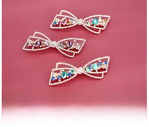 Vue détaillée de trois barrettes nœuds avec strass et cristaux multicolores