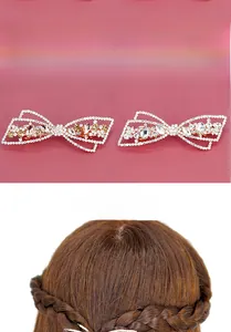 Détail d'une pince à cheveux nœud en cristal avec strass roses et vue portée vertical
