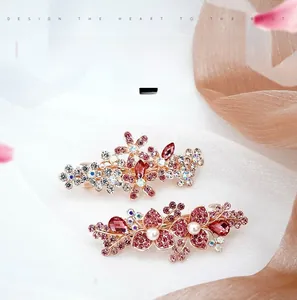 Vue détaillée des barrettes à fleurs en strass avec perles et mécanisme à ressort
