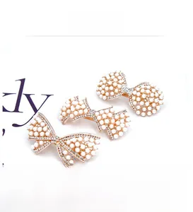 Détails des barrettes à cheveux dorées avec perles et motifs de nœuds en cristaux