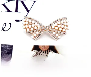 Vue détaillée d'une pince à cheveux en or rose faite main avec perles et cristaux
