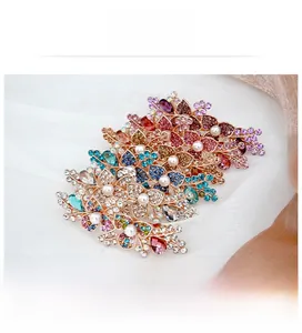 Détail de barrettes de mariée avec perles et cristaux en plusieurs couleurs élégantes