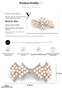 Détail de la barrette à cheveux de 6,8 cm avec perles, cristaux et base en or rose