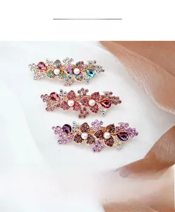 Détail de barrettes florales avec cristaux et perles en plusieurs couleurs élégantes