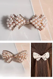 Vue détaillée d'une barrette nœud avec perles et cristaux sur support or rose