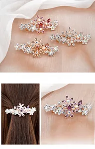 Détail de barrettes florales en cristal avec perles et strass sur fond de soie