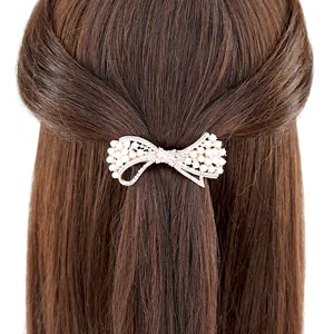 Barrette nœud élégante avec perles et cristaux portée pour coiffure de mariée