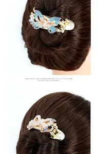 Détail de la pince à cheveux papillon en cristal avec strass colorés sur métal doré