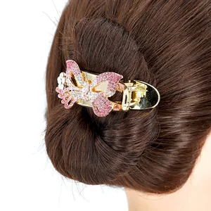 Pince à cheveux papillon élégante avec strass roses sur une coiffure de chignon chic