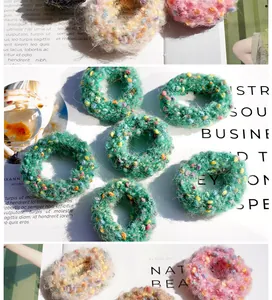 Détails de chouchous en mohair tricoté coloré avec texture douce et nœuds de laine